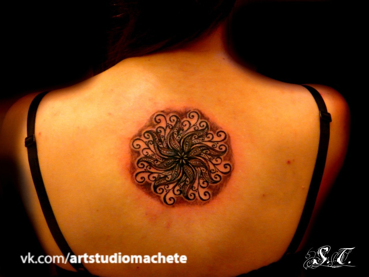 Фотография татуировки под названием «Узор в виде цветка»