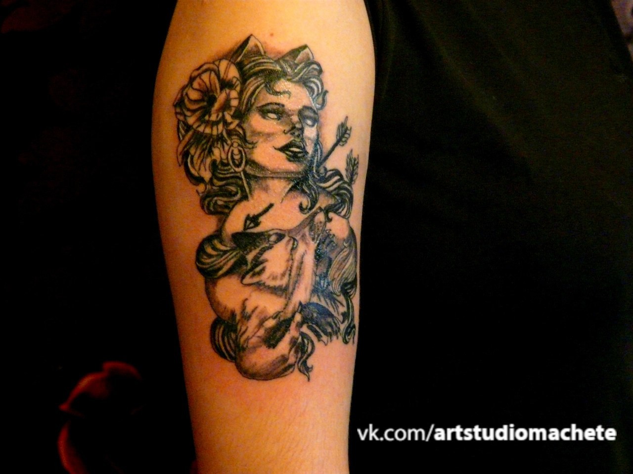 Фотография татуировки под названием «Девушка со стрелой в груди»