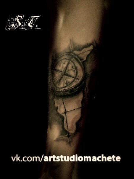 Фотография татуировки под названием «Компас»