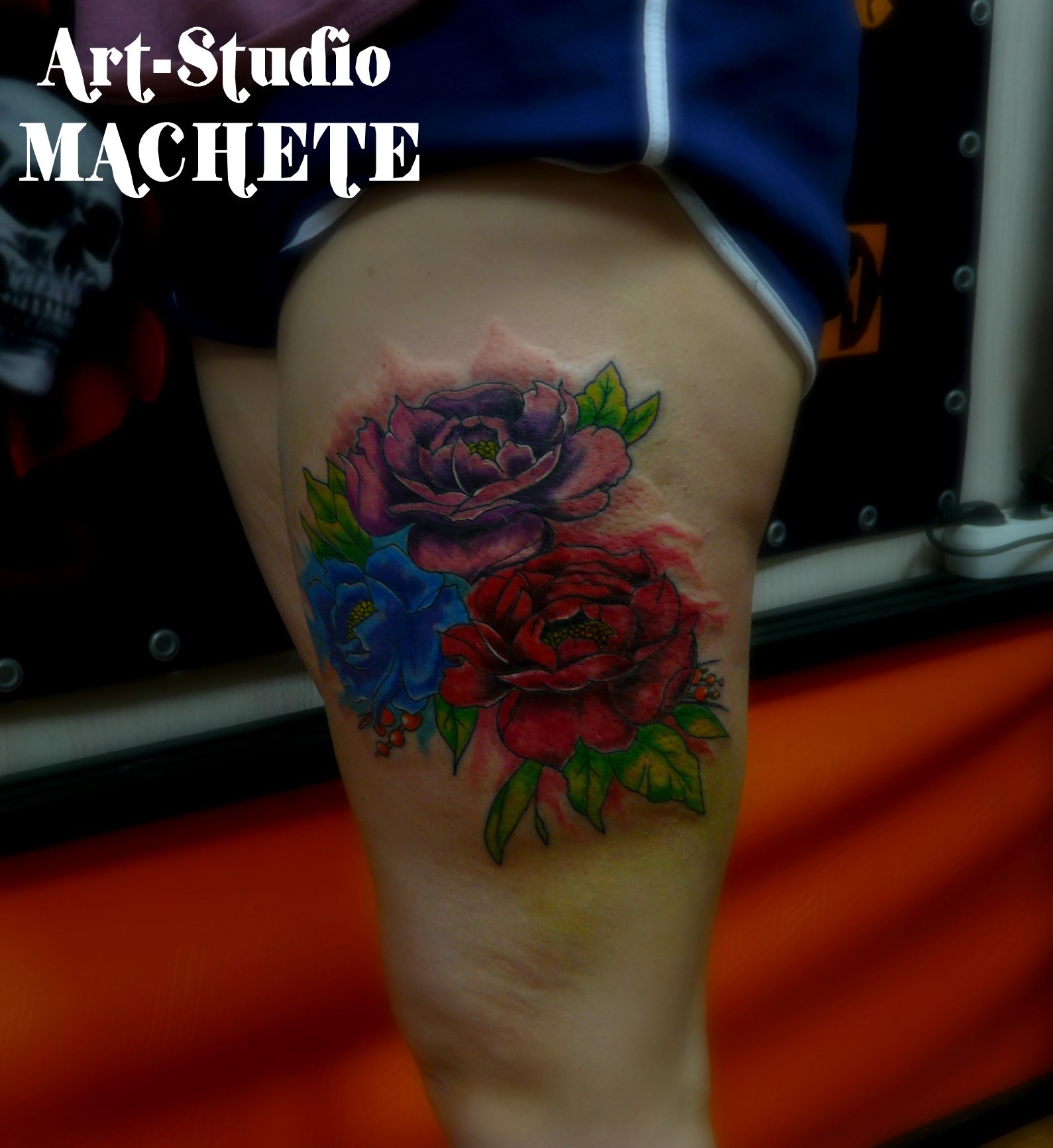 Фотография татуировки под названием «Три цветка разноцветных»