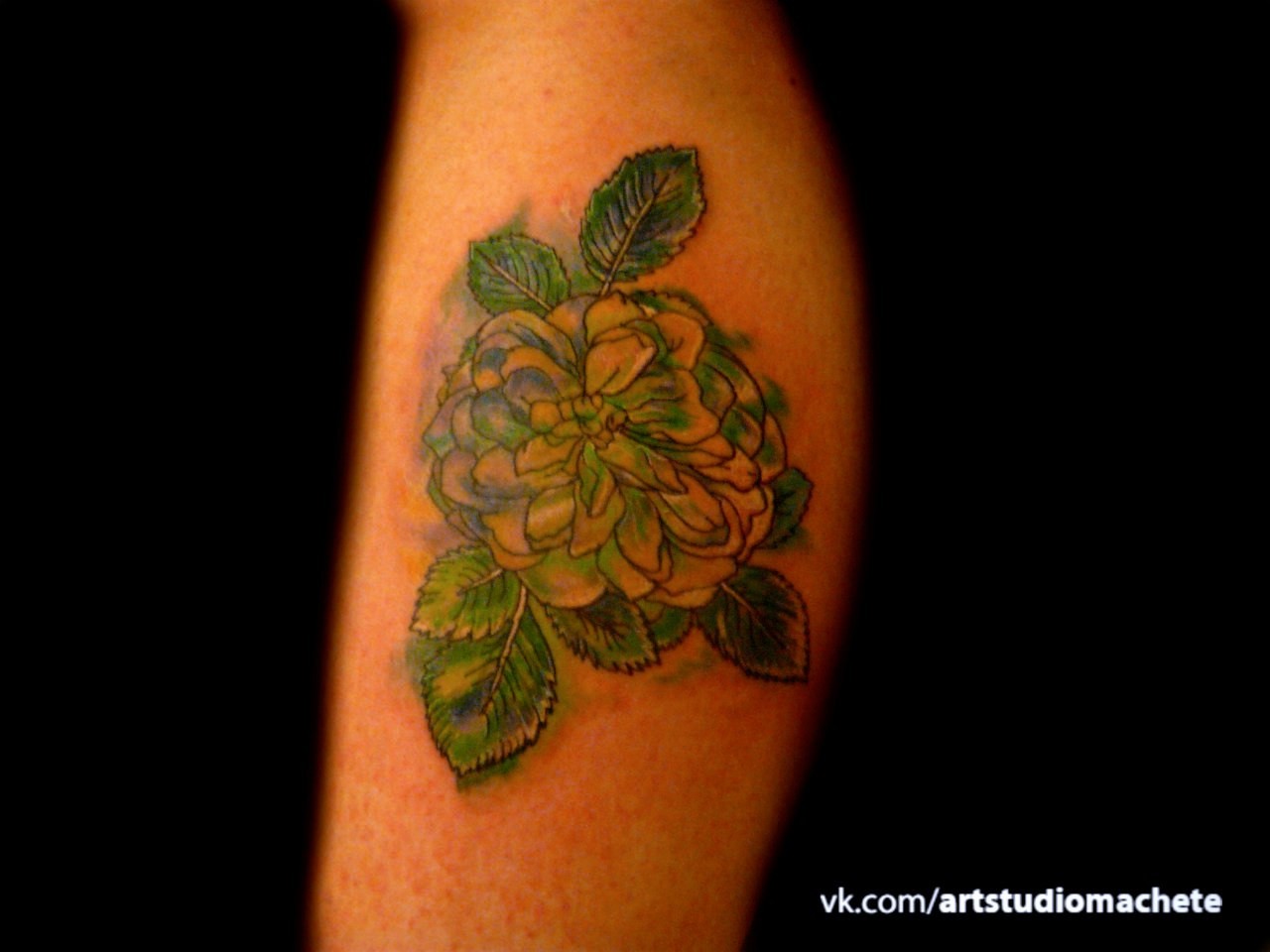 Фотография татуировки под названием «Зеленый пион»