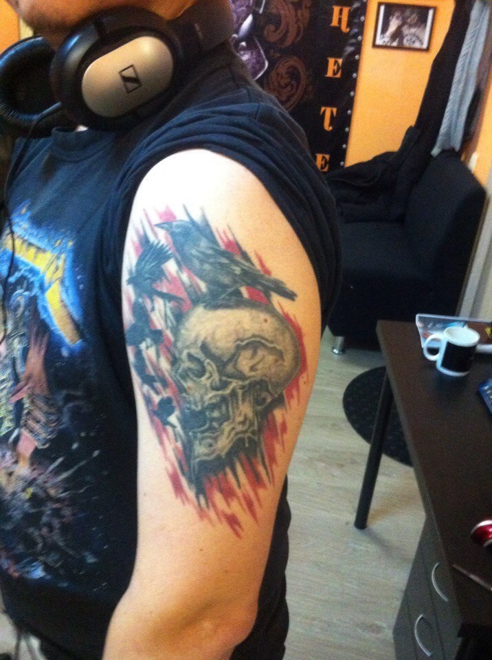 Фотография татуировки под названием «Череп и вороны»