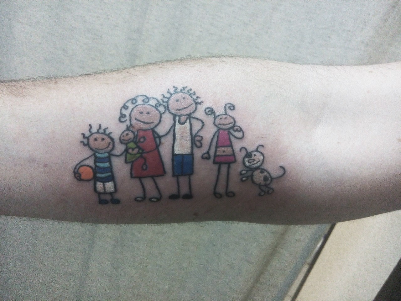 Фотография татуировки под названием «Человечки семья»