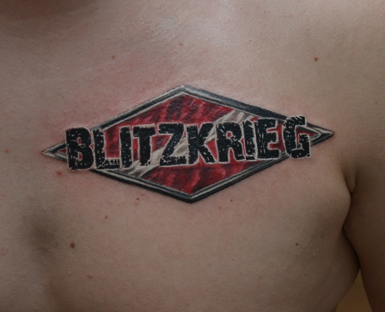 Фотография татуировки под названием «Blitzkrieg надпись»