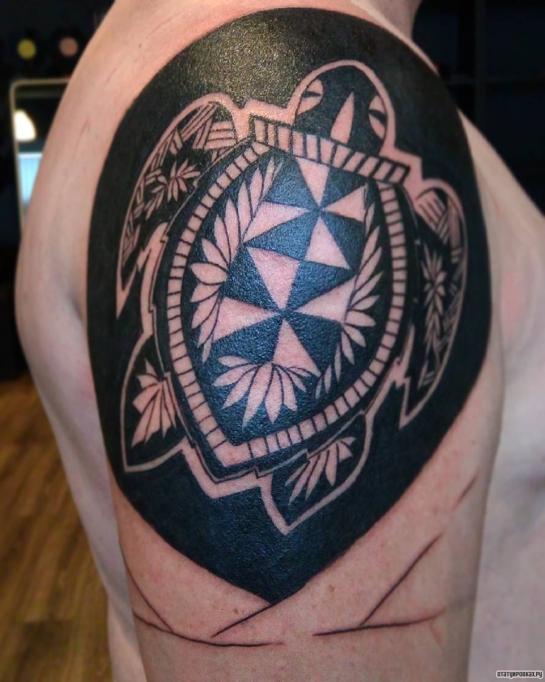 Фотография татуировки под названием «Черепаха майя»