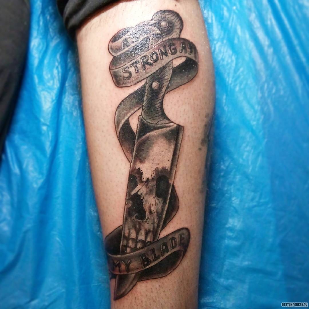 Фотография татуировки под названием «Нож с лентой»