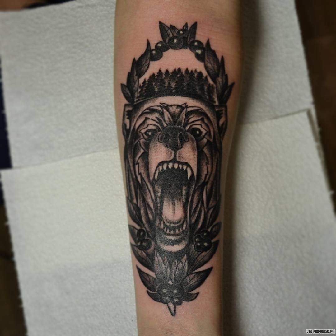 Фотография татуировки под названием «Медведь с ягодами»