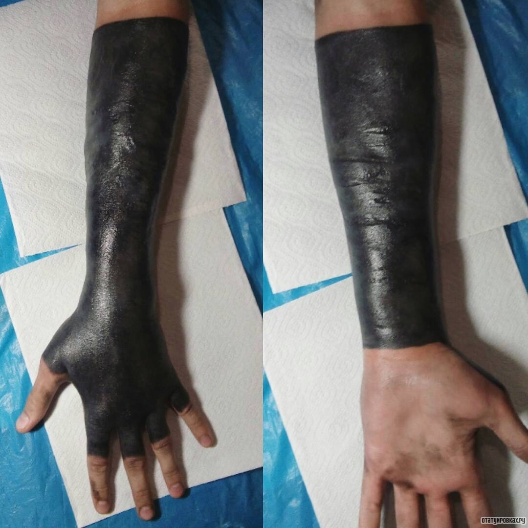 Фотография татуировки под названием «Черная рука»