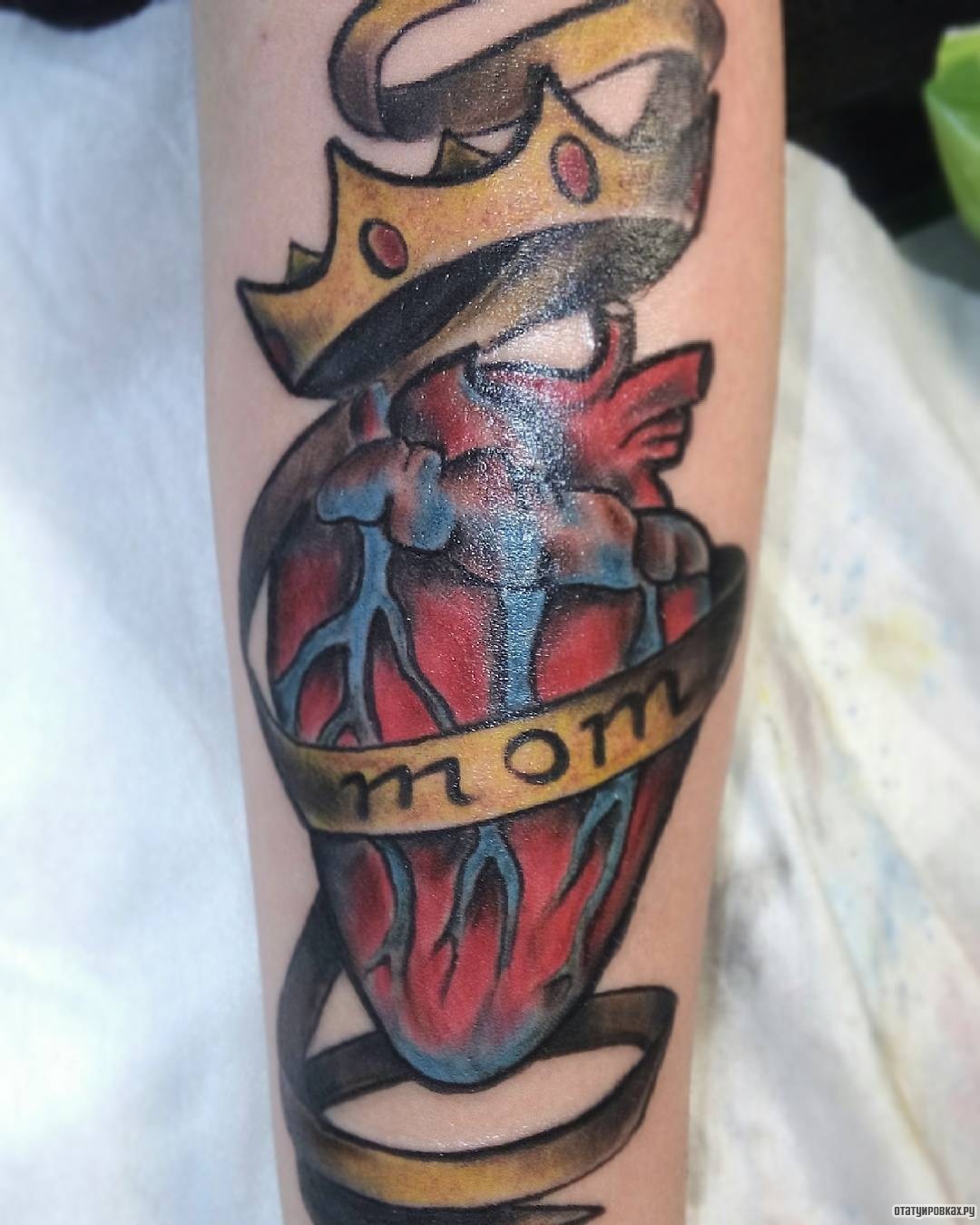 Фотография татуировки под названием «Чердце в короне»