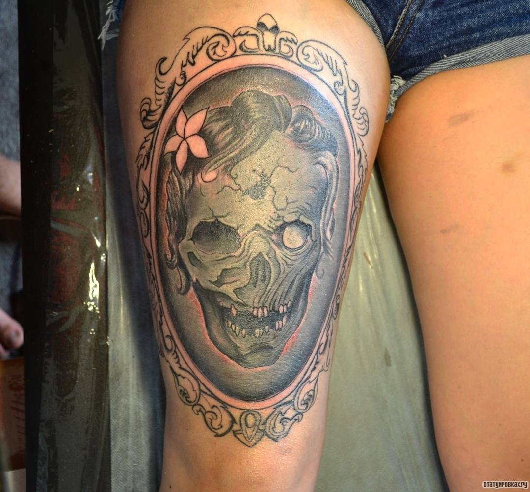 Фотография татуировки под названием «Череп с цветком на голове»