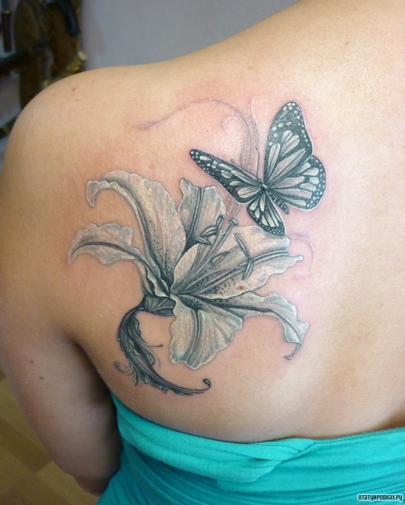 Фотография татуировки под названием «Бабочка и лилия»