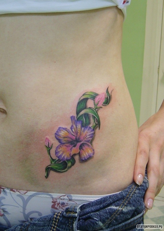 Фотография татуировки под названием «Сиреневый цветок»