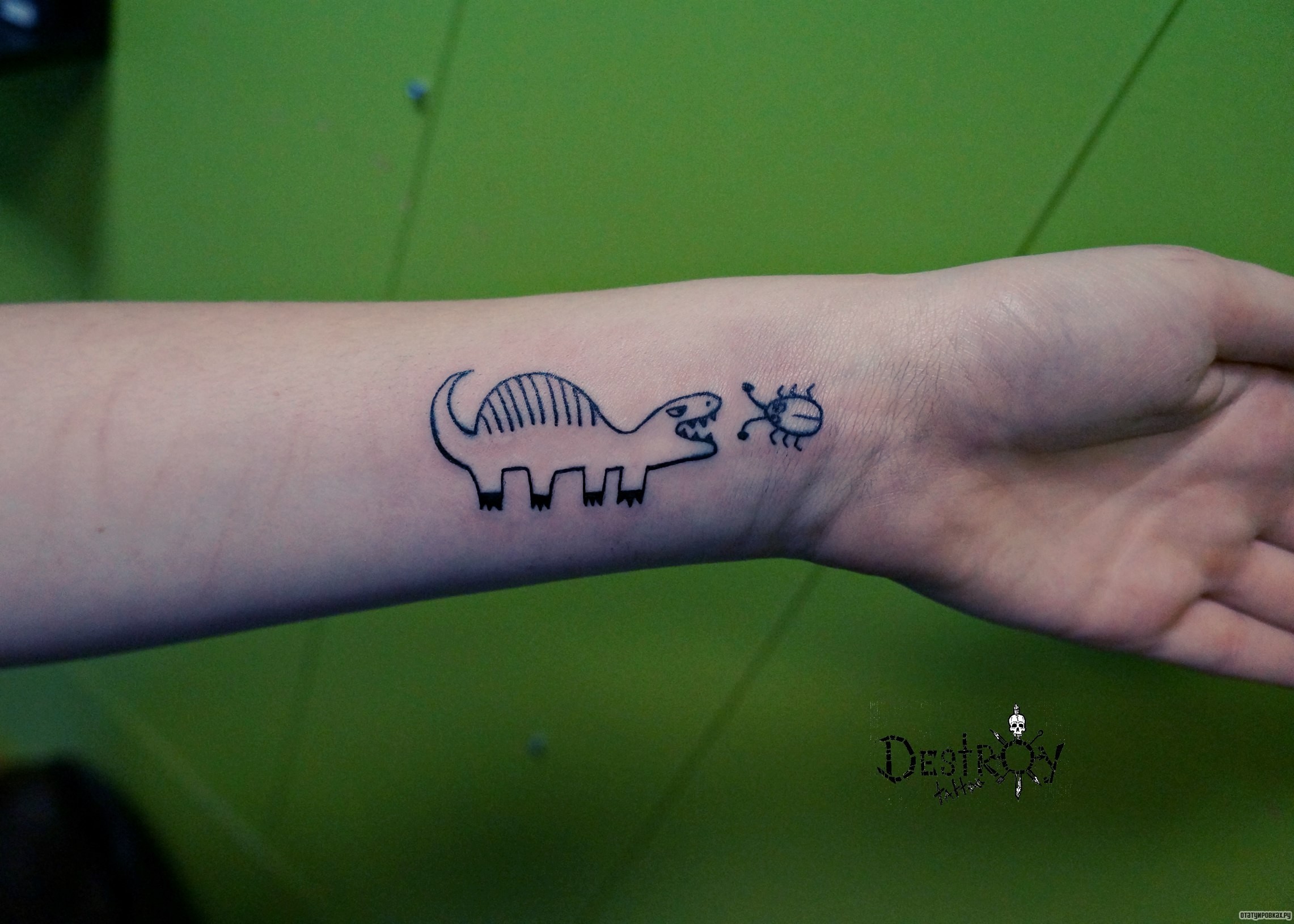 Фотография татуировки под названием «Дракоша с жуком»