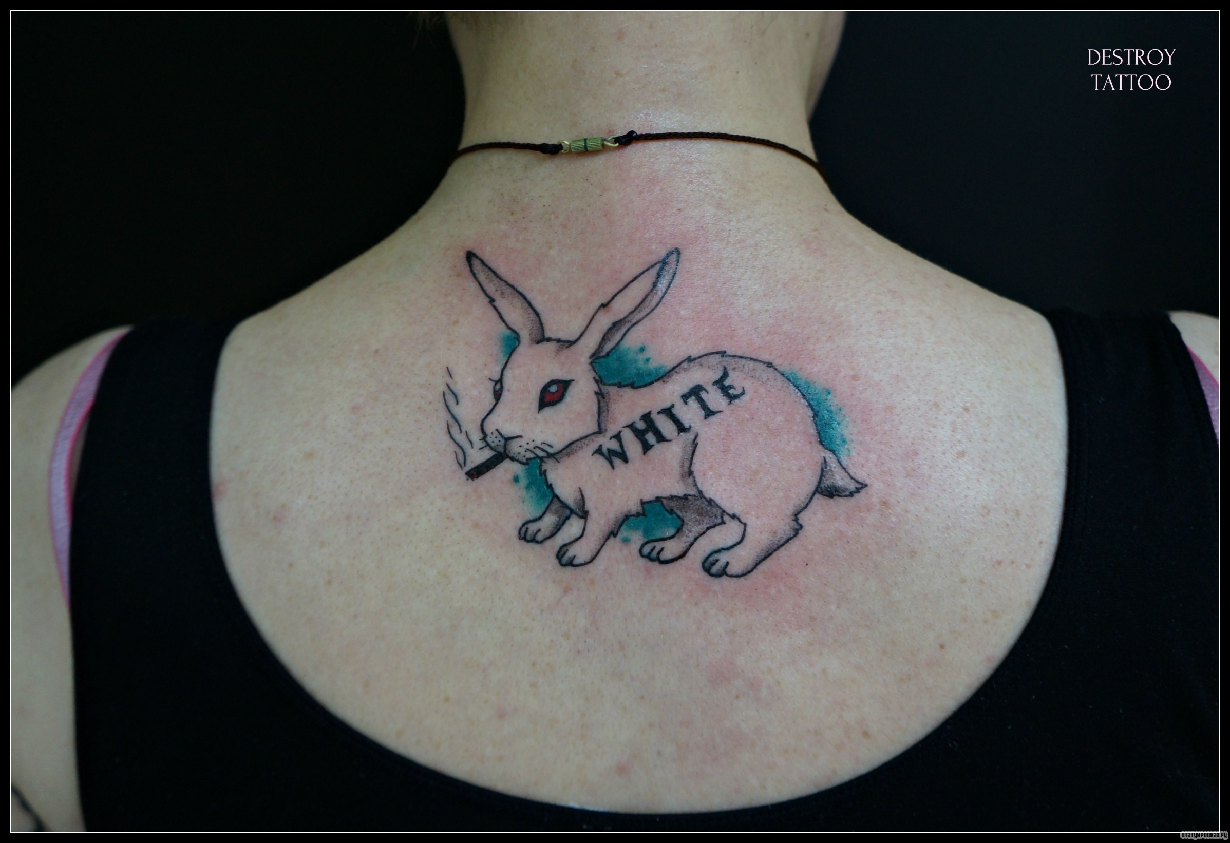 Фотография татуировки под названием «Кролик с сигаретой»