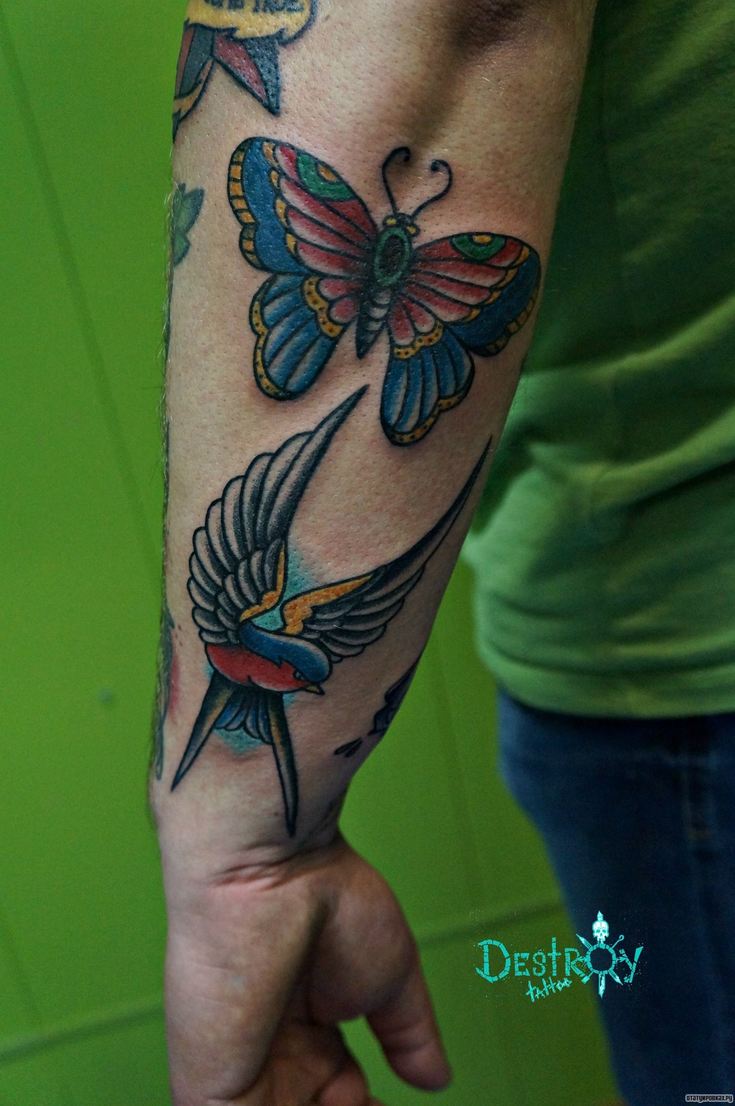 Фотография татуировки под названием «Бабочка и ласточка»