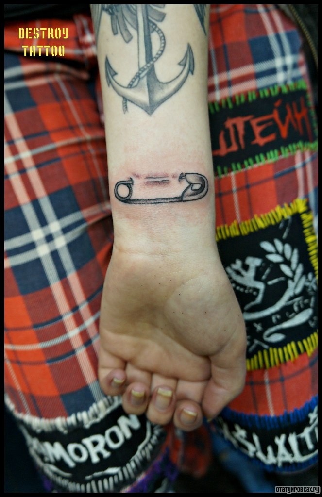 Фотография татуировки под названием «Булавка и якорь»