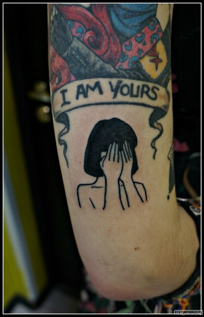 Фотография татуировки под названием «Девушка загрывает глаза руками»