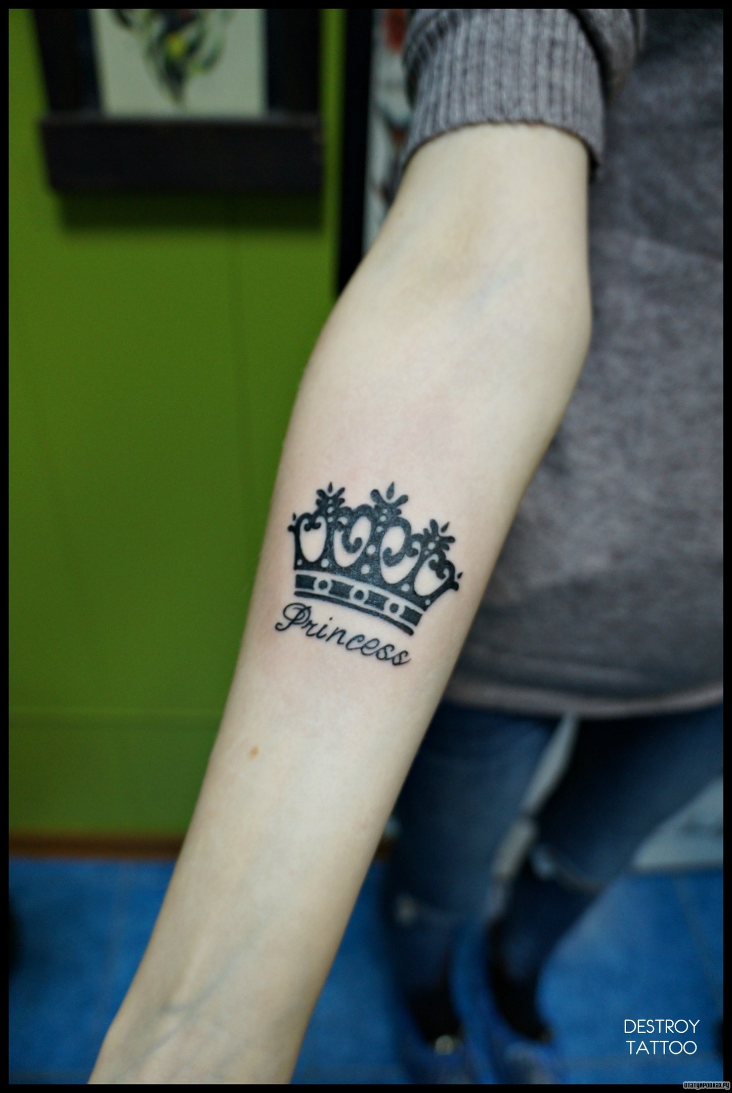 Фотография татуировки под названием «Корона и надписьпринцесса»