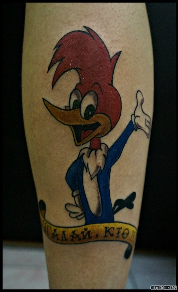 Фотография татуировки под названием "Дятел вуди" .