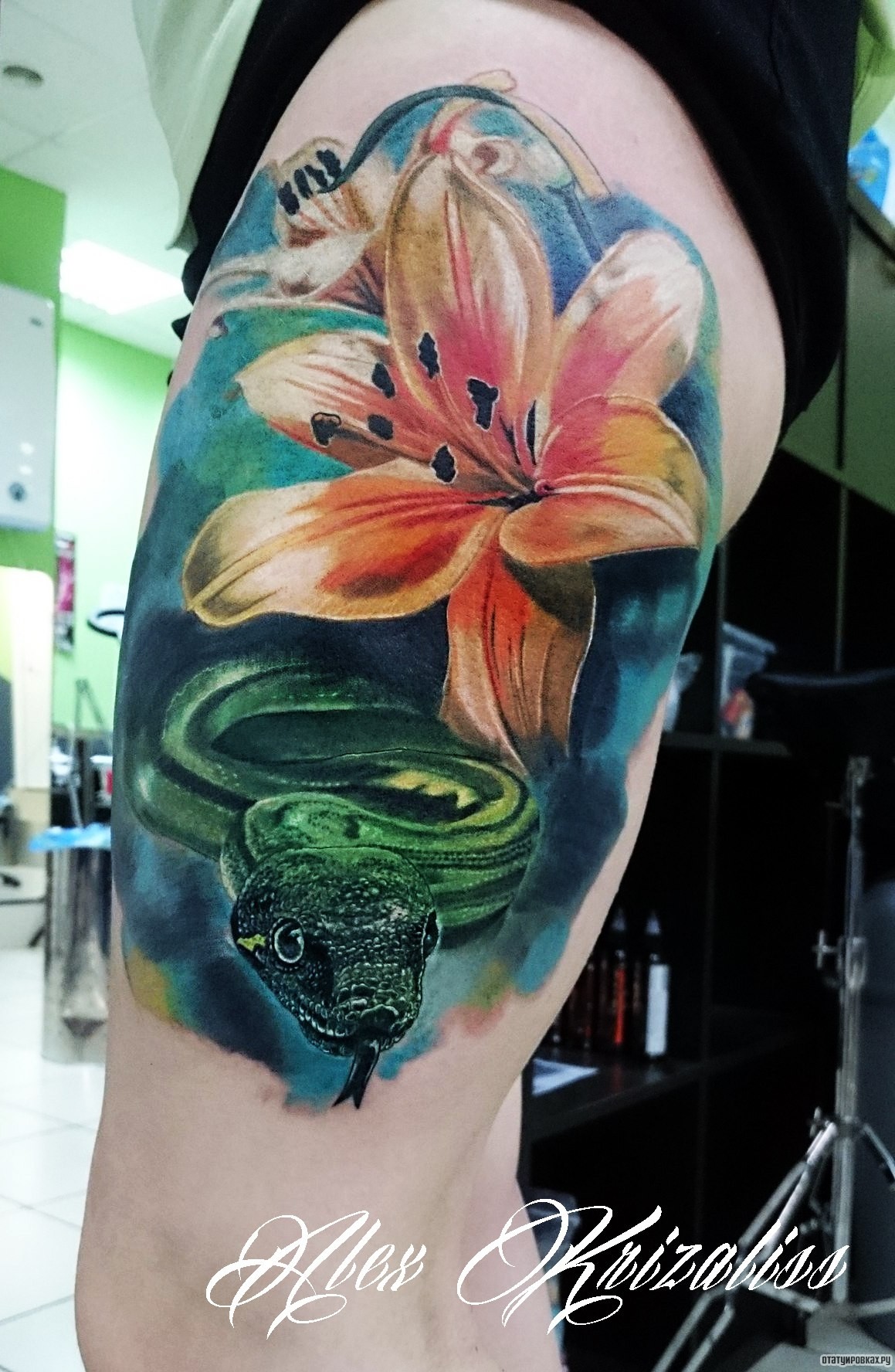 Фотография татуировки под названием «Лилия и змея»