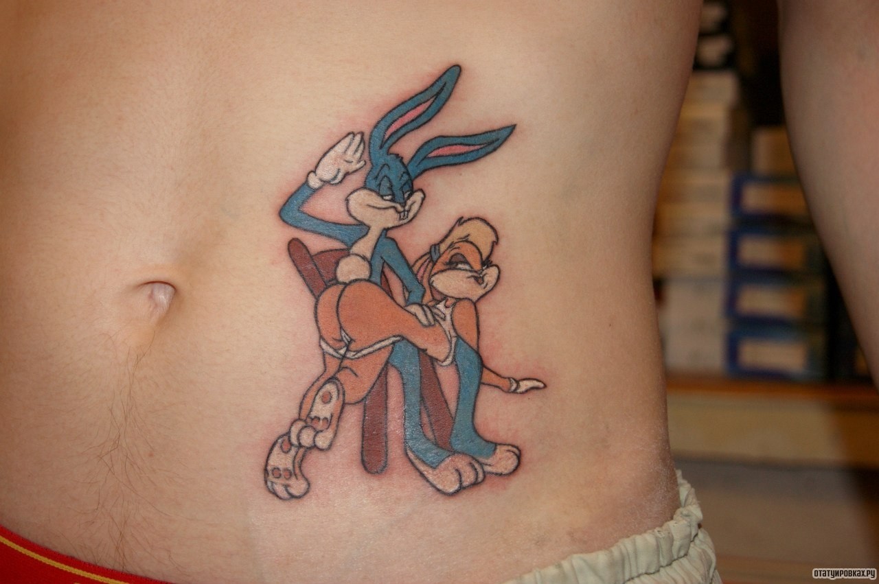 Фотография татуировки под названием «Два зайца бакс банни»