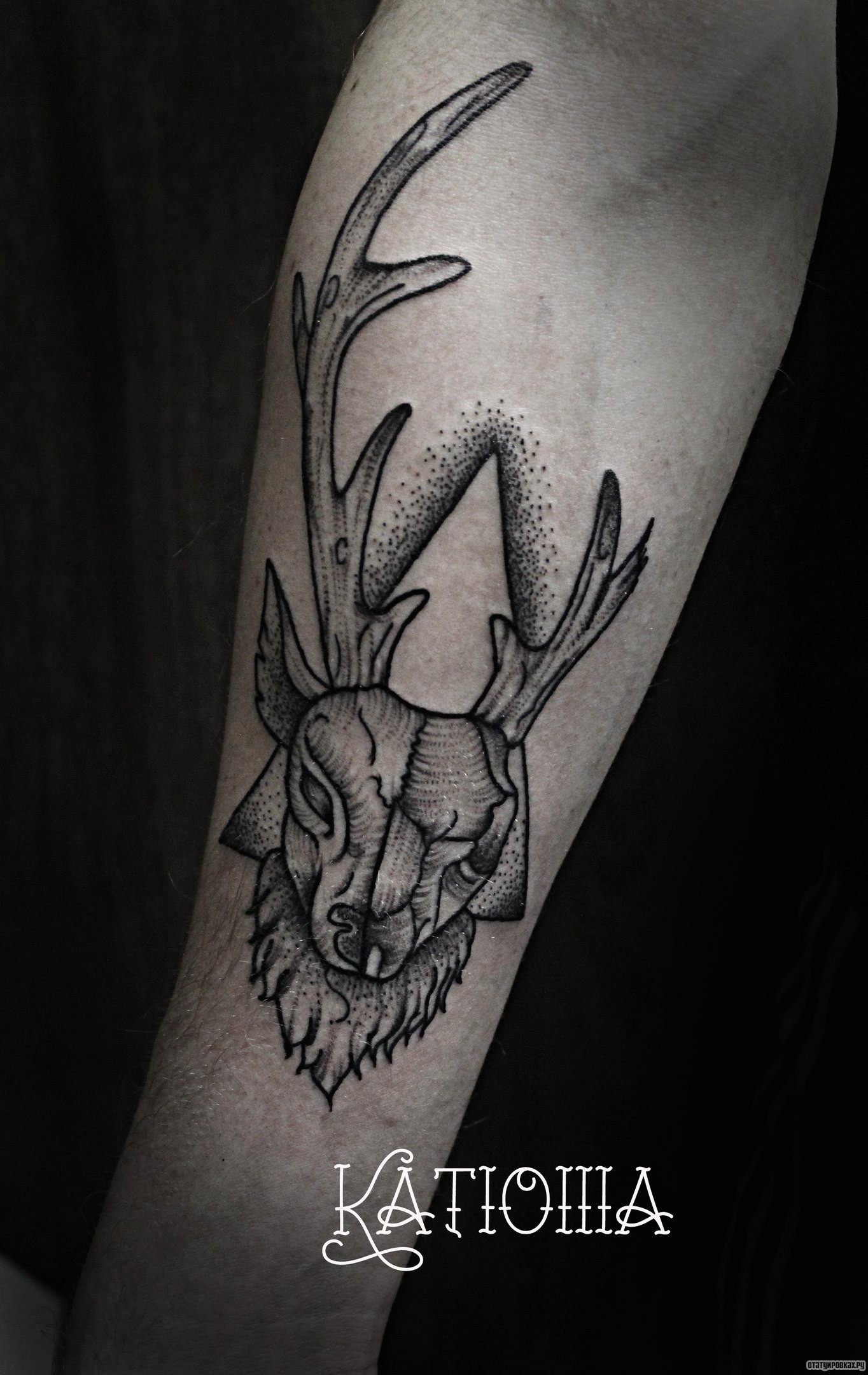 Фотография татуировки под названием «Олень с обломанным рогом»