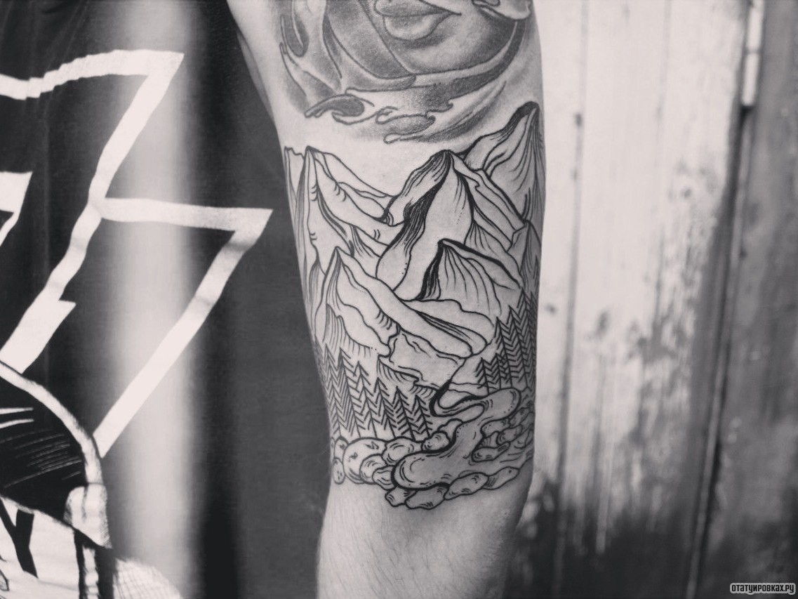 Фотография татуировки под названием «Горы и елки»