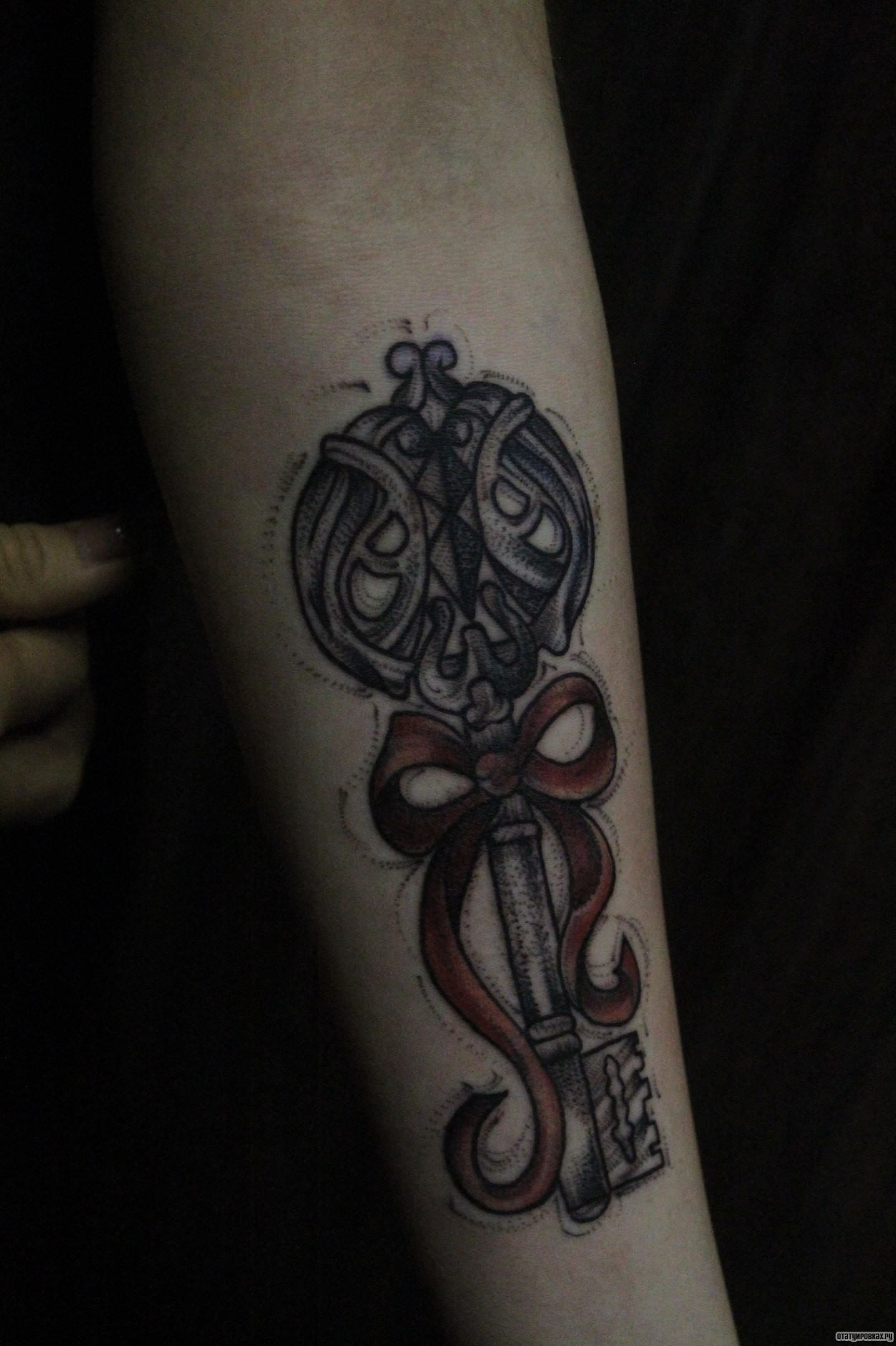 Фотография татуировки под названием «Ключ с бантом»