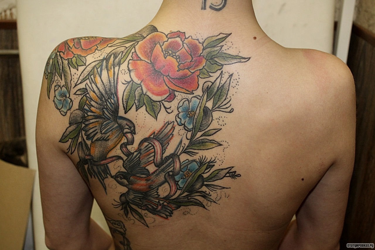 Фотография татуировки под названием «Птицы и пион»