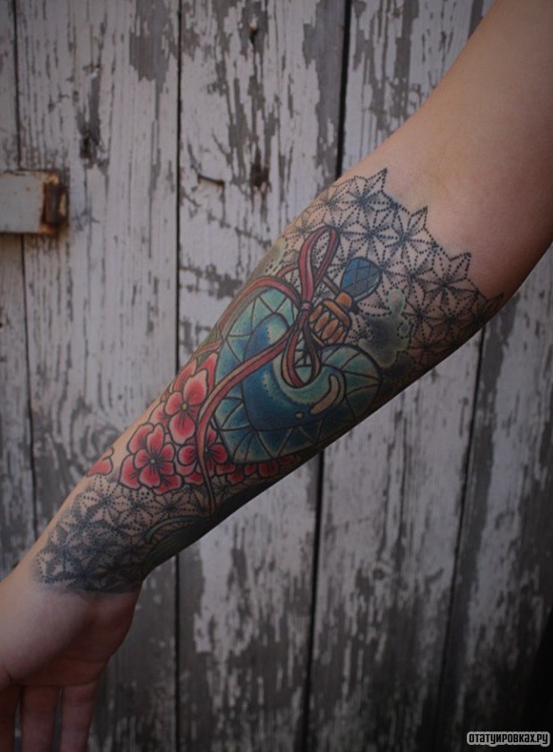 Фотография татуировки под названием «Сердце и цветы»