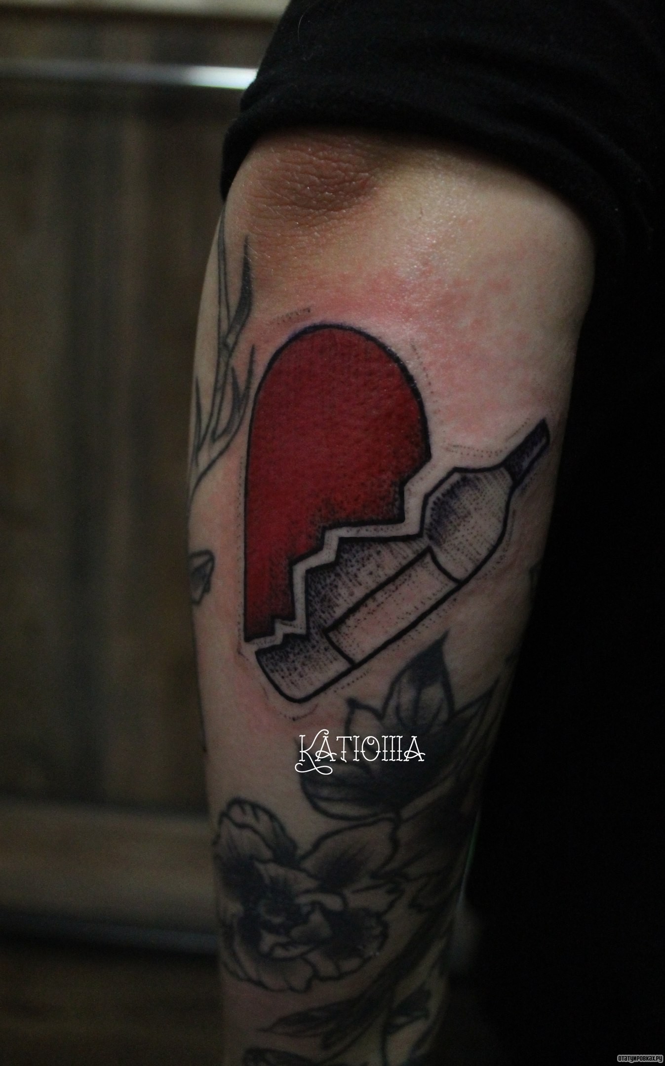 Фотография татуировки под названием «Сердце и бутылка»