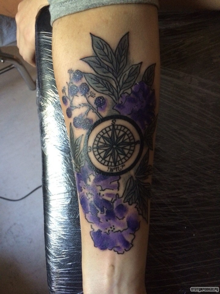 Фотография татуировки под названием «Компас с сиреневыми цветами»
