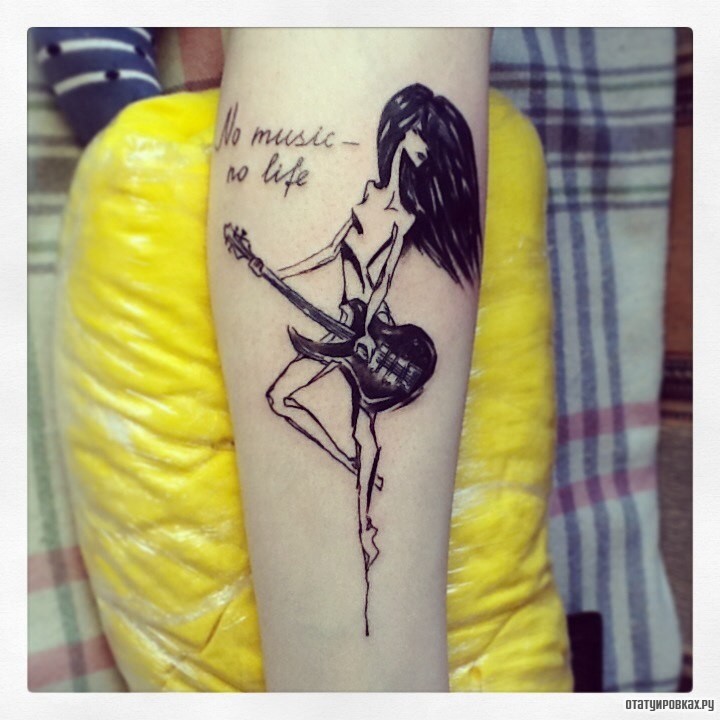 Фотография татуировки под названием «Девушка с гитарой»