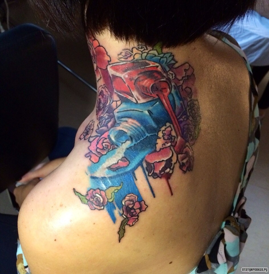 Фотография татуировки под названием «Опрокинутые банки с красками»