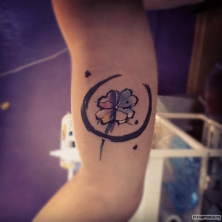 Фотография татуировки под названием «Цветок в круге»