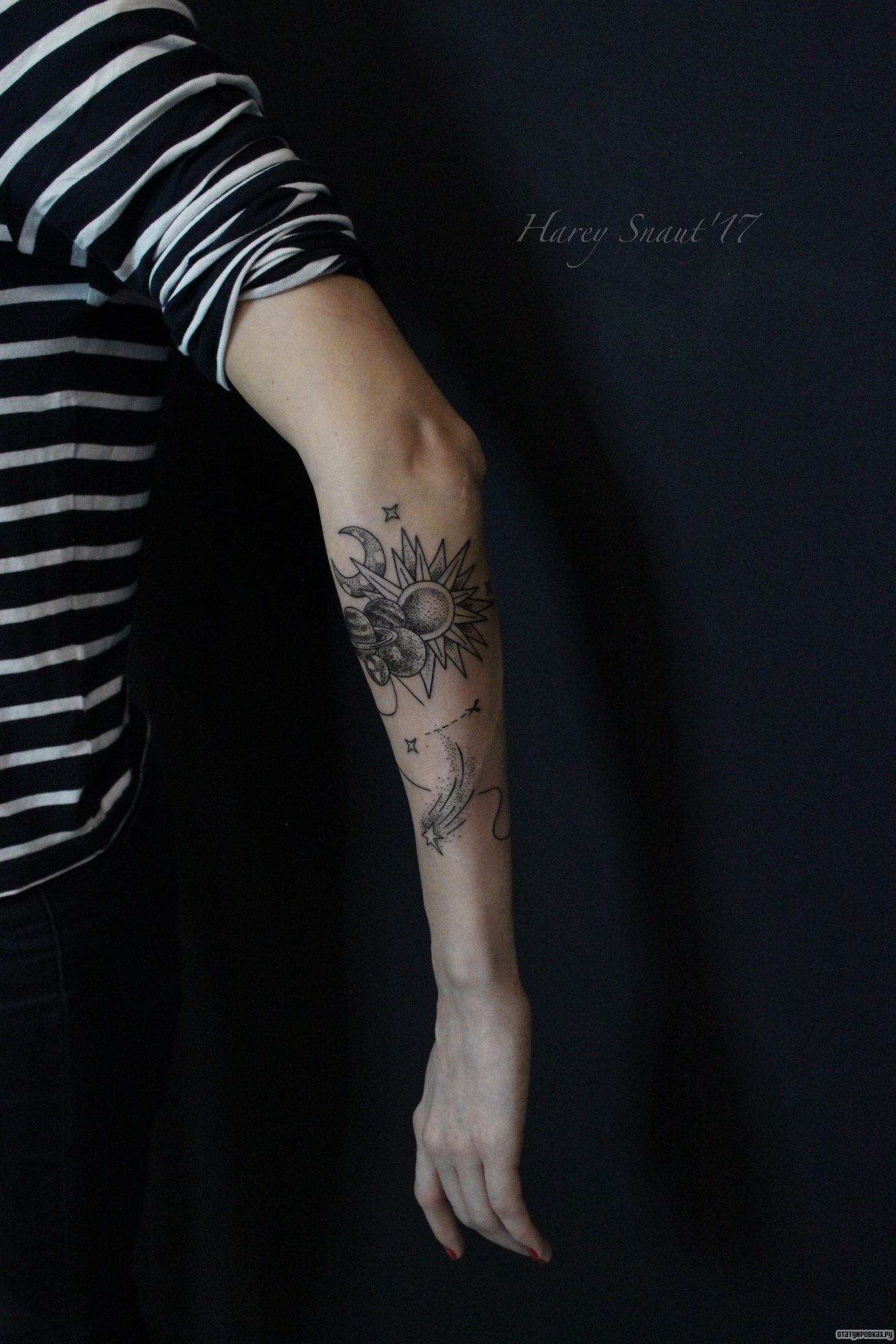 Фотография татуировки под названием «Планеты месяц и солнце»