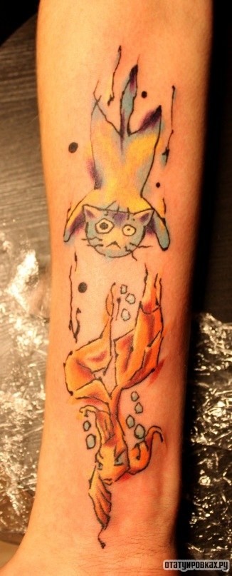 Фотография татуировки под названием «Кот и золотая рыбка»