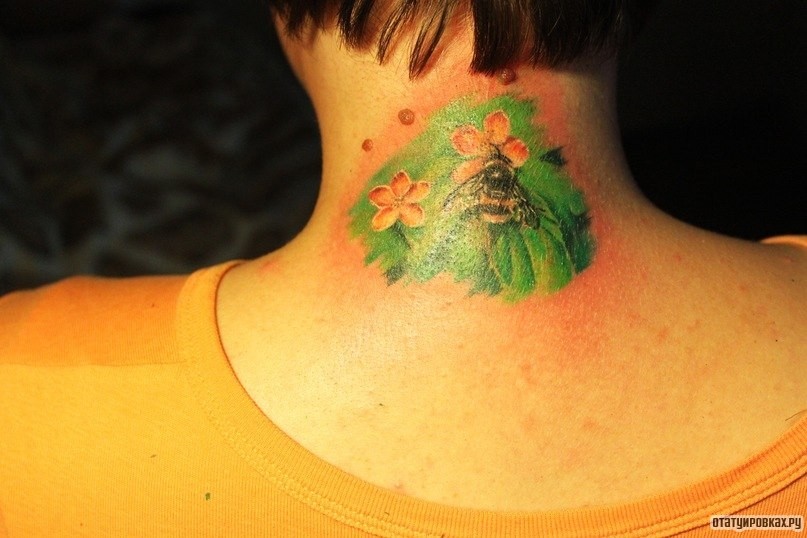 Фотография татуировки под названием «Пчела на цветке»
