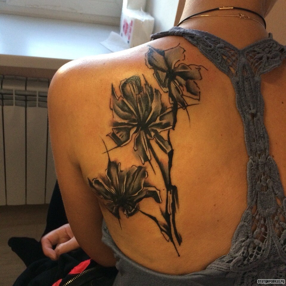 Фотография татуировки под названием «Чб цветы»