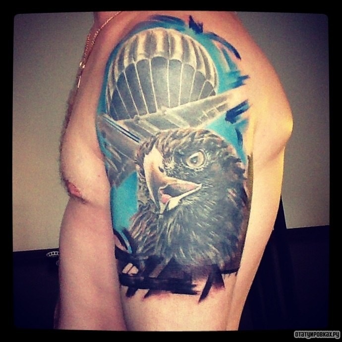 Фотография татуировки под названием «Ястреб с парашютом»