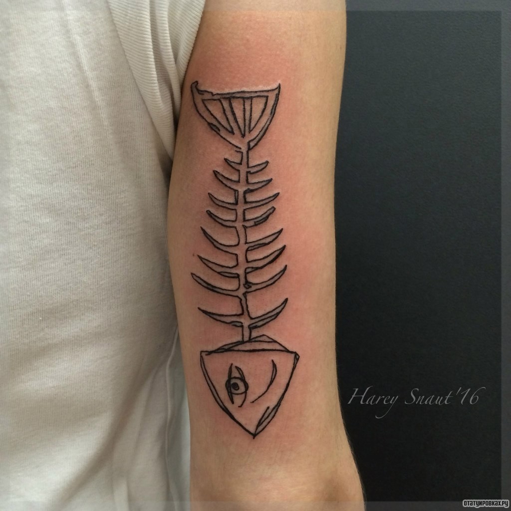 Фотография татуировки под названием «Скелет рыбы»