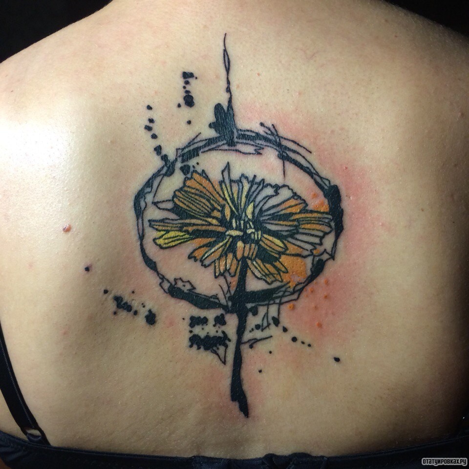 Фотография татуировки под названием «Цветок в круге»