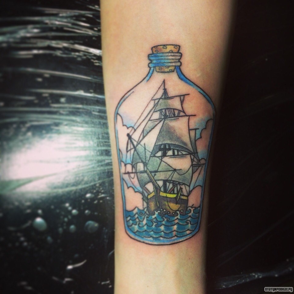 Фотография татуировки под названием «Корабль в банке»