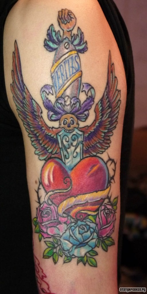 Фотография татуировки под названием «Кинжал с крыльями, сердце и розы»