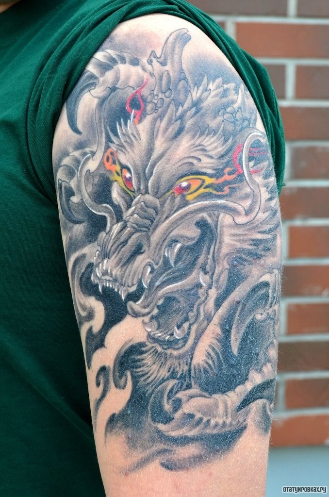 Фотография татуировки под названием «Морда дракона»
