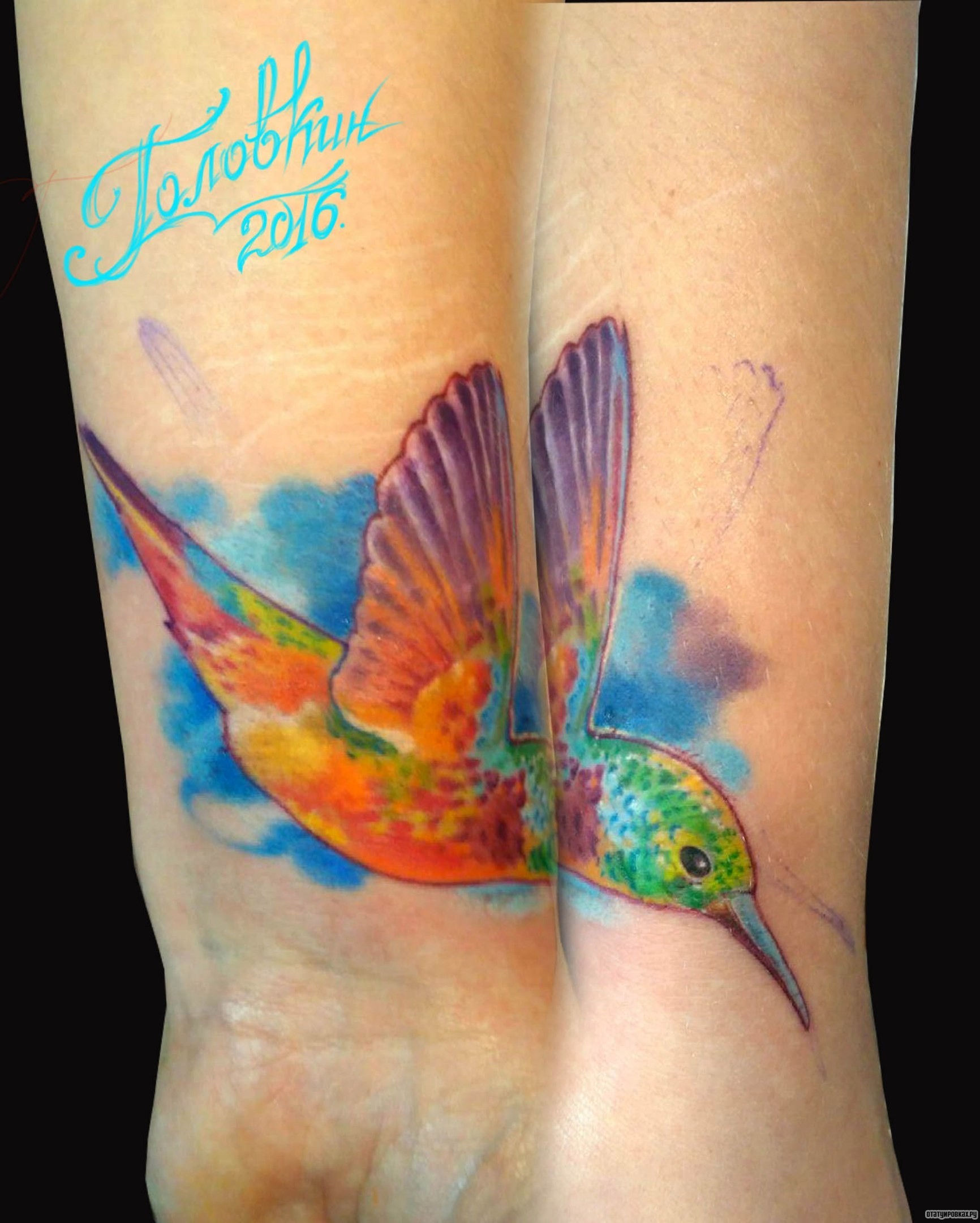 Фотография татуировки под названием «Колибри в полете»