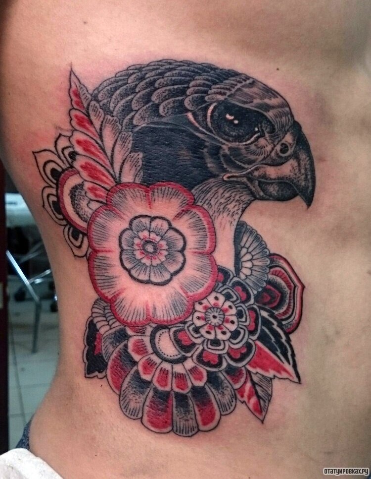 Фотография татуировки под названием «Сокол и цветы»