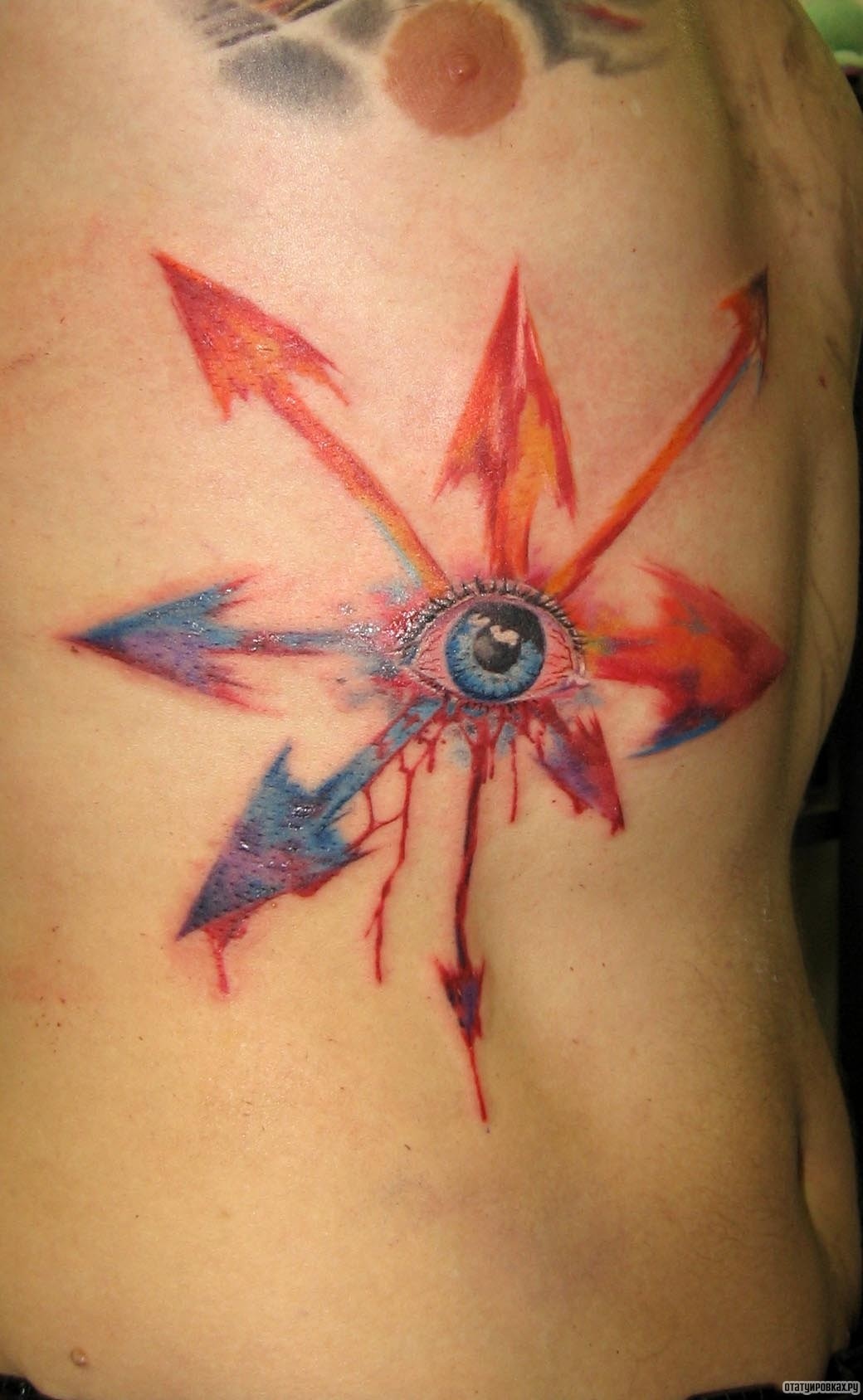 Фотография татуировки под названием «Глаз со стрелами»