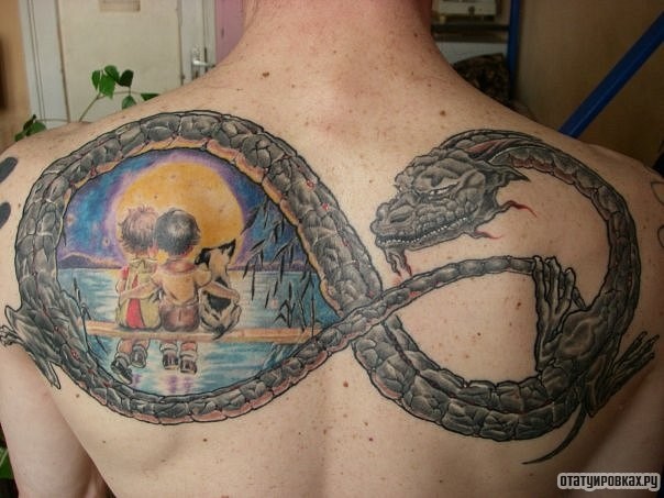 Фотография татуировки под названием «Уроборос с ребятами»