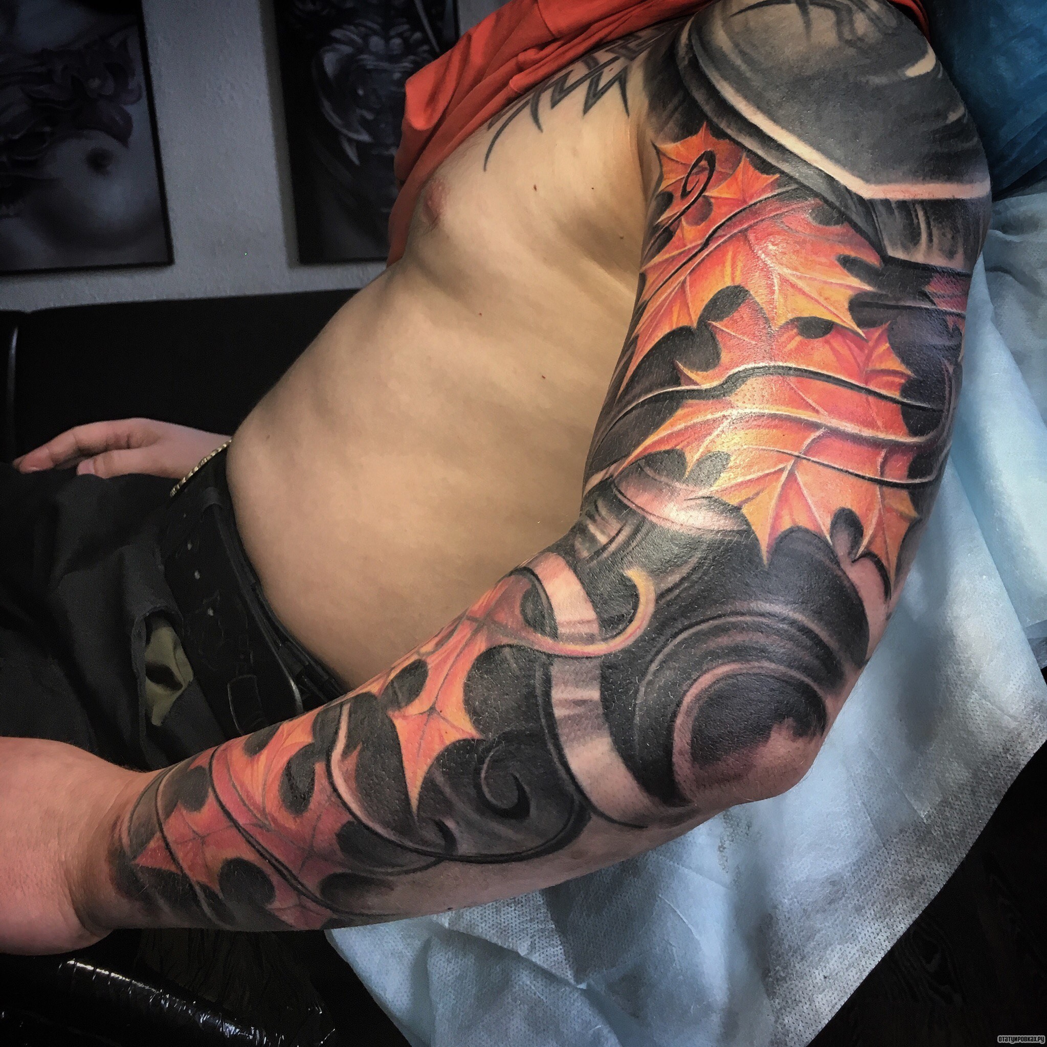 Фотография татуировки под названием «Листья клена, рукав»